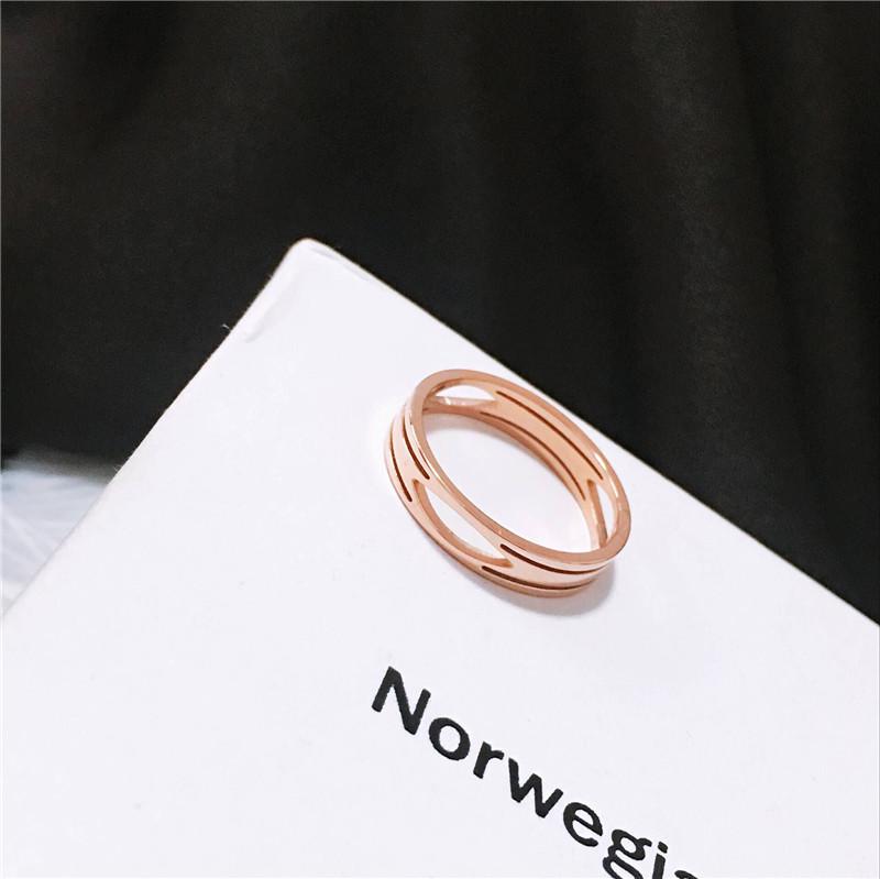 

Gold-Plated Titanium Steel Hollow Ring for Women - Korean Style Fashion Statement Size 7 рожевий колір золота