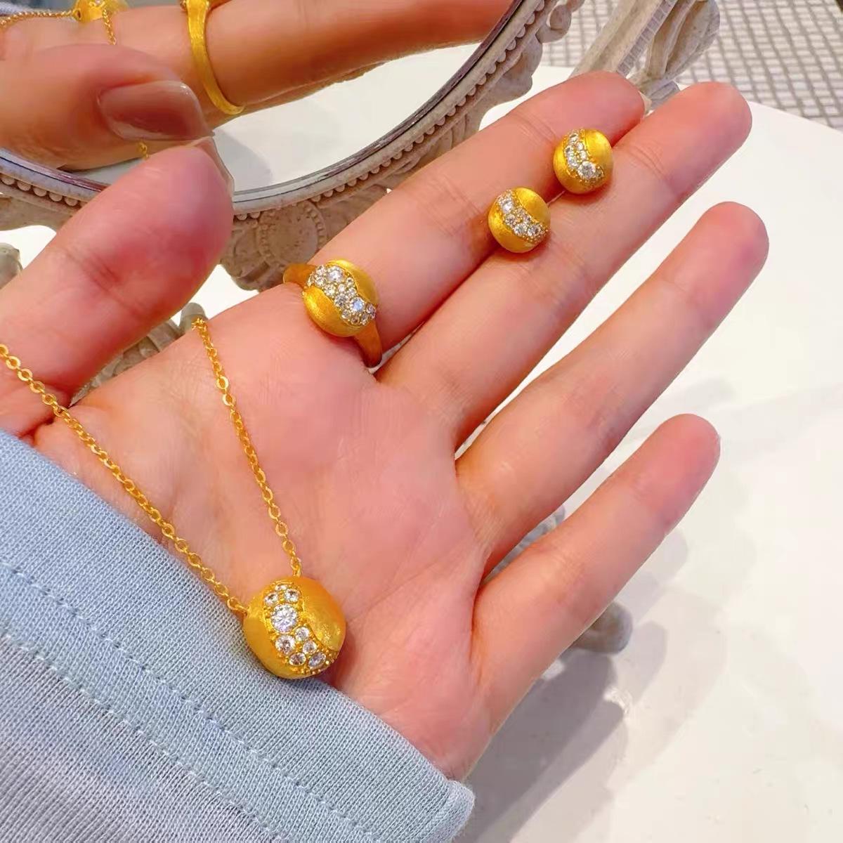 

Gold Sand-Brushed Diamond Mantou Necklace, Ring, Stud Earrings, and Versatile Clavicle Chain Set Brushed Diamond Mantou Ring