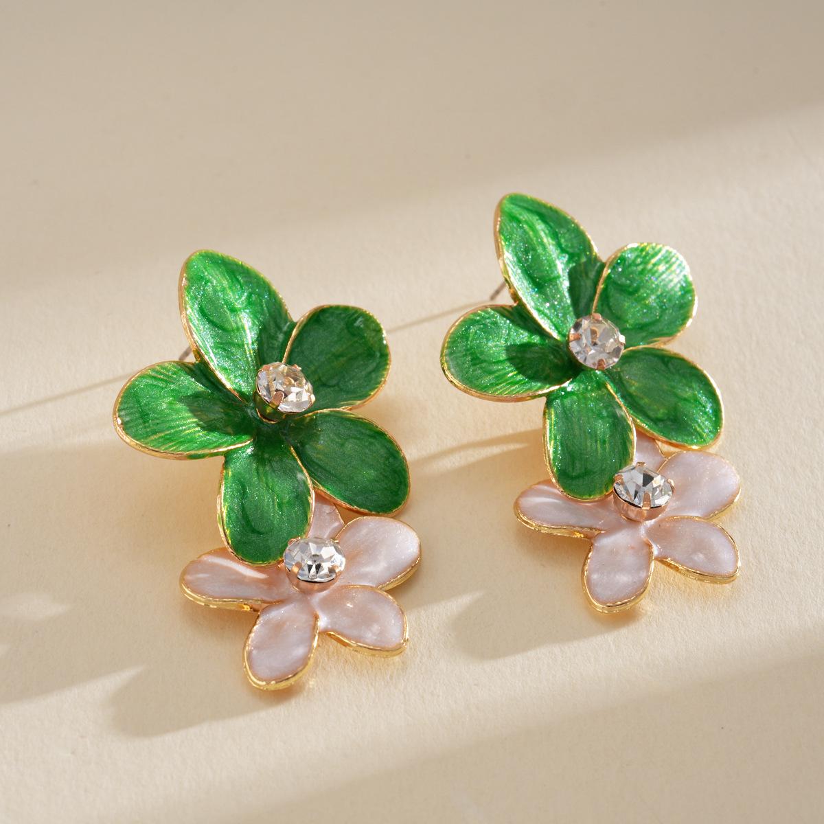 

DIGADAGU Alloy Color Contrast Flower Stud Earrings New Simple Retro Earrings Women s Party Zircon Accessories зелений