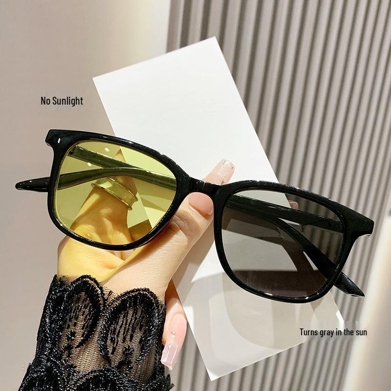 Multifunctional Myopia Glasses: 3-in-1 Photochromic Sunglasses, Anti-Blue Light, Yellow to Gray Transition.