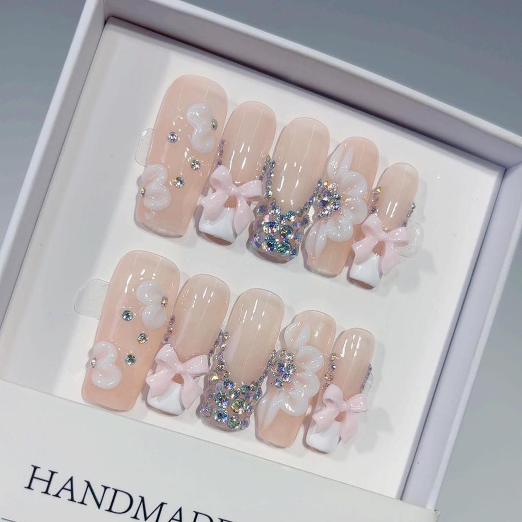 3D geschnitzte lange Nagelkunst-Aufkleber mit Schleife & Strasssteinen: Süße & Zarte Handgefertigte Tragbare Nägel