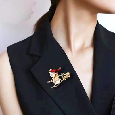 Cute Pearl Christmas Snowman Brooch Santa Claus Rhinestone Red Xmas Brooch Enamel Pins Deer Sweater Scarf Badge New Year Gift