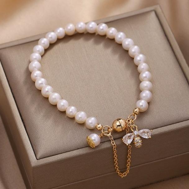Natural Pearl Bracelet French Design Sense Iron Suction Buckle Beaded Bracelet Zircon Bee Pendant Bracelet.