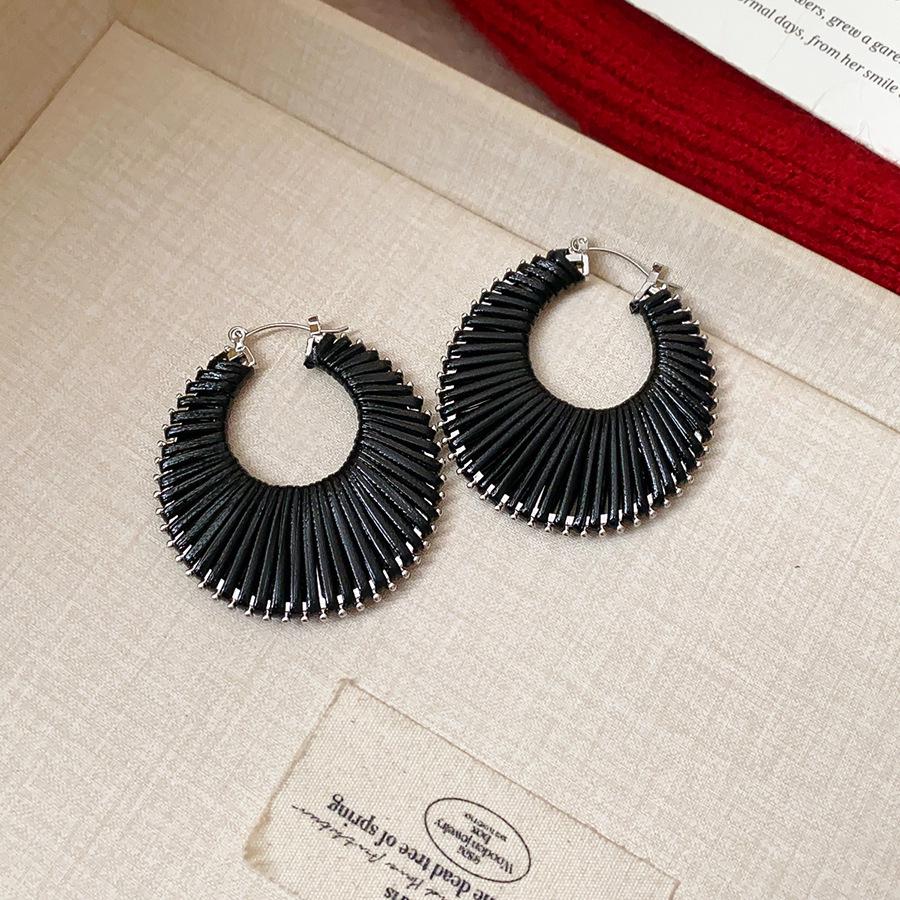 Kolczyki kwiaty wielowarstwowe czarne na srebrnych sztyftach - Eleganckie, wysokiej klasy kolczyki sztyfty o wszechstronnym designie.