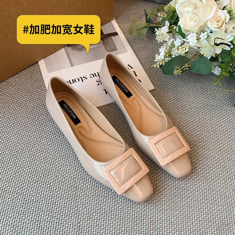  Temperament square buckle patent leather commuter shoes, shallow mouth and one pedal, low heel single shoes, widened large size women's shoes 