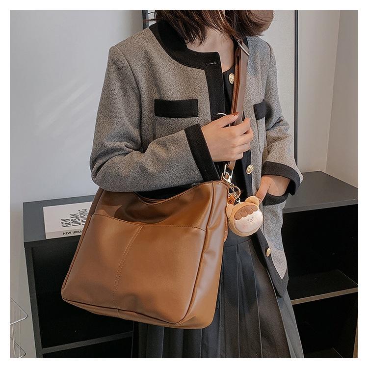 IELGY women's soft leather retro bucket bag, large-capacity crossbody shoulder tote bag (free pendant)