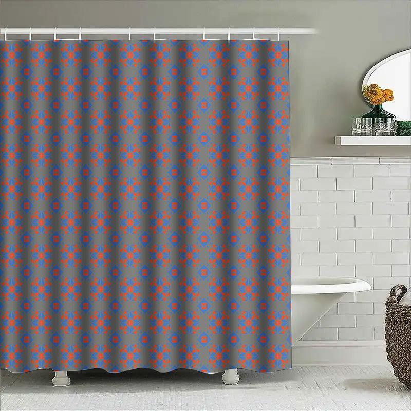 Dekorieren Sie Ihr Badezimmer mit diesem stilvollen Duschvorhang mit einem auffälligen rot-blauen Muster auf grauem Hintergrund.