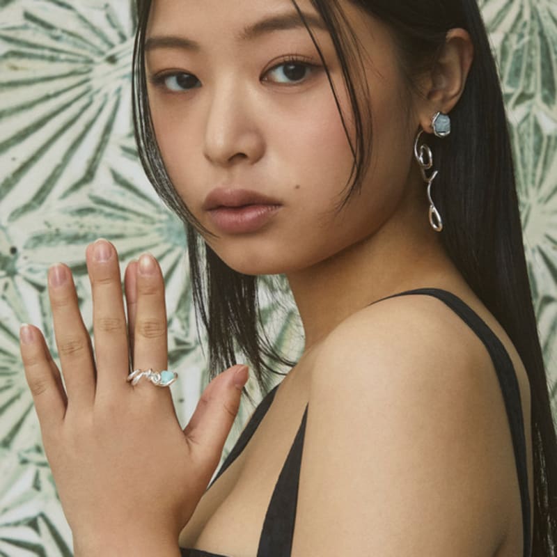 NEUF PIECE CLIMBING PLANT BLUE OPAL RING