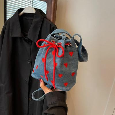 Vysoce kvalitní dámská kabelka přes rameno nový trend design zapínání na šňůrku vyšívané logo lásky dámská crossbody kabelka
