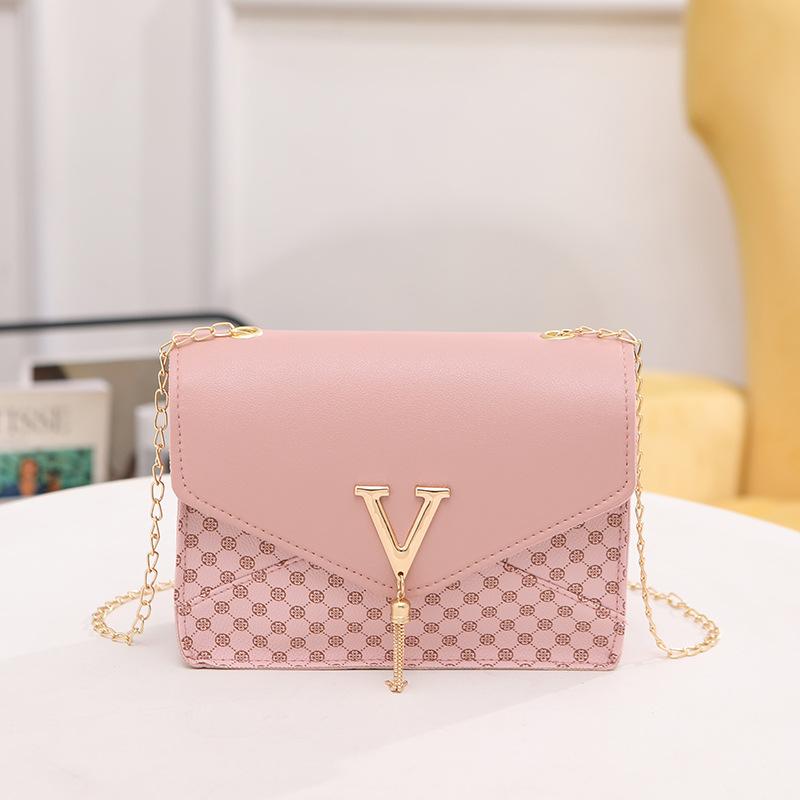 Kedja, fashionabel och enkel damväska, ny liten fyrkantig väska med bokstavsfransar, tryckt axelväska med prickar, en del.