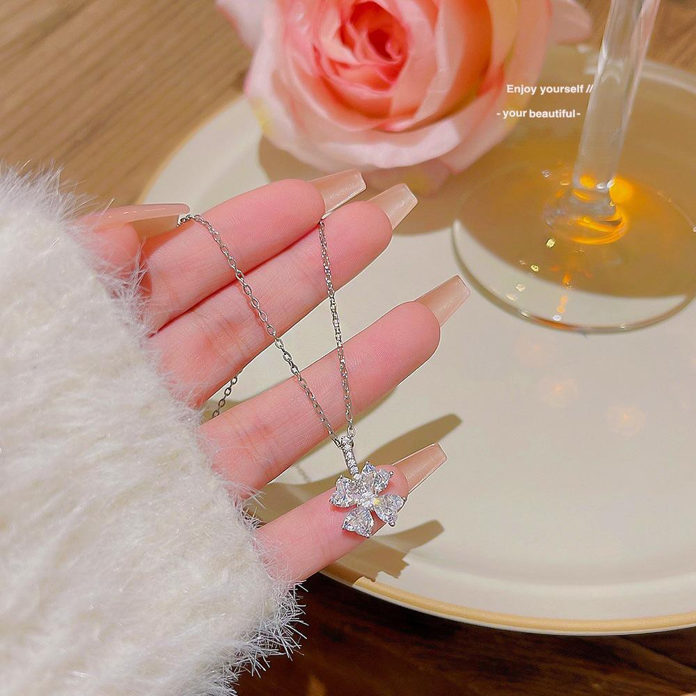 

Высококачественное корейское ожерелье из титановой стали: Невыцветающий, легкий, простой роскошный кулон с цепочкой на ключицу для женщин