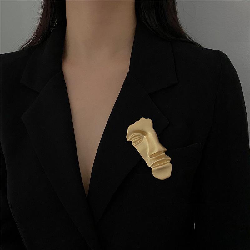 Chic European and American Retro Matte Gold Face Brooch – Fashionable and Versatile Accessory.