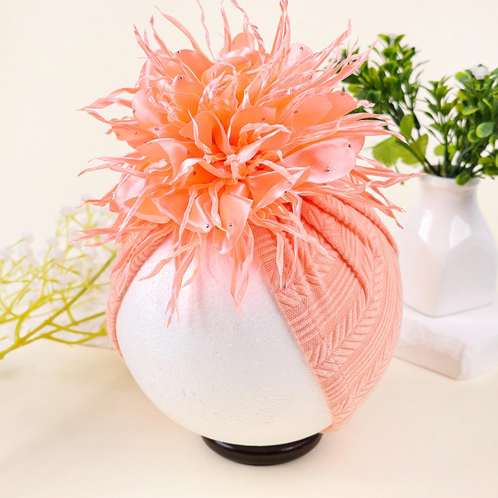 Cappello per la protezione della fontanella per bambini con fiore di camelia e strass