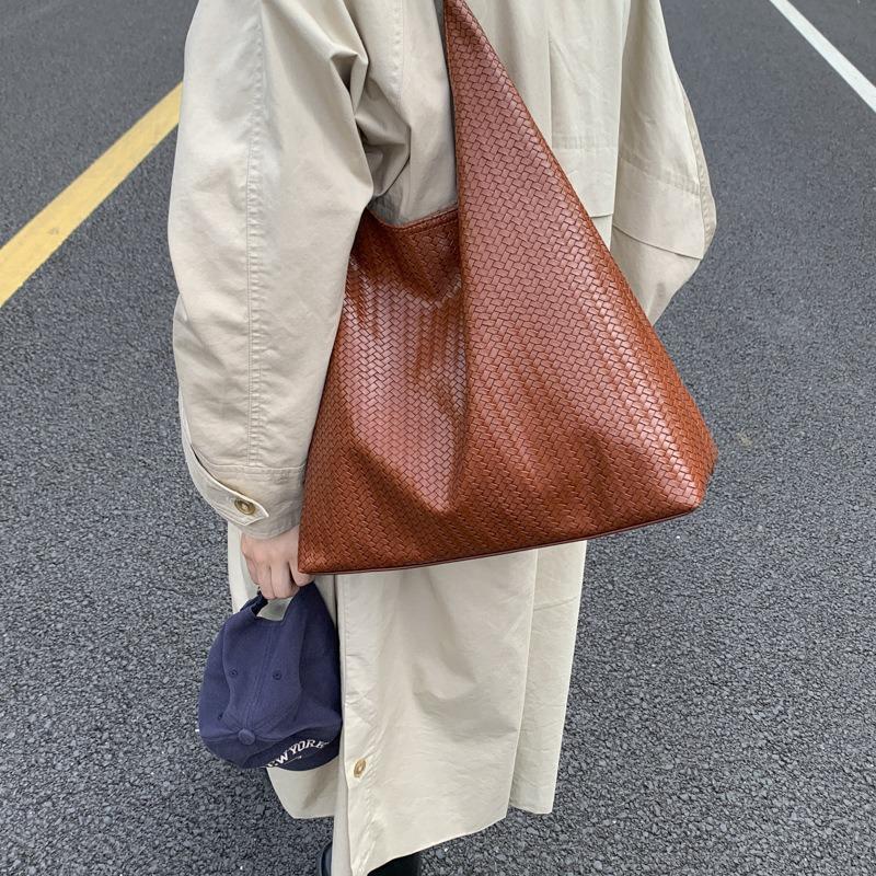 Niche Commuting Large-capacity New Casual Versatile Texture Woven Pattern Underarm Bag Shoulder Tote Bag
