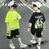 Ensembles Vêtements Garçons Kpop 2026 Été Adolescents Enfants Mode T-shirt Manches Courtes Imprimé Lettres + Short Ensemble 2 Pièces Survêtement Enfant