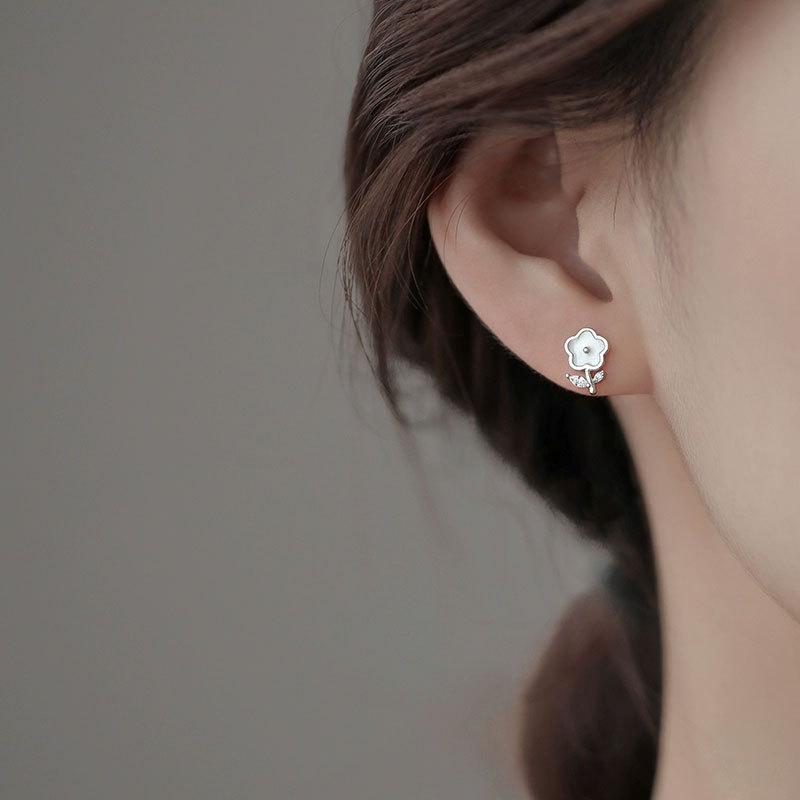 Kolczyki w kształcie kwiatów Niszowy design Lekko luksusowe kolczyki dla kobiet Nowe modne kolczyki wiosenne