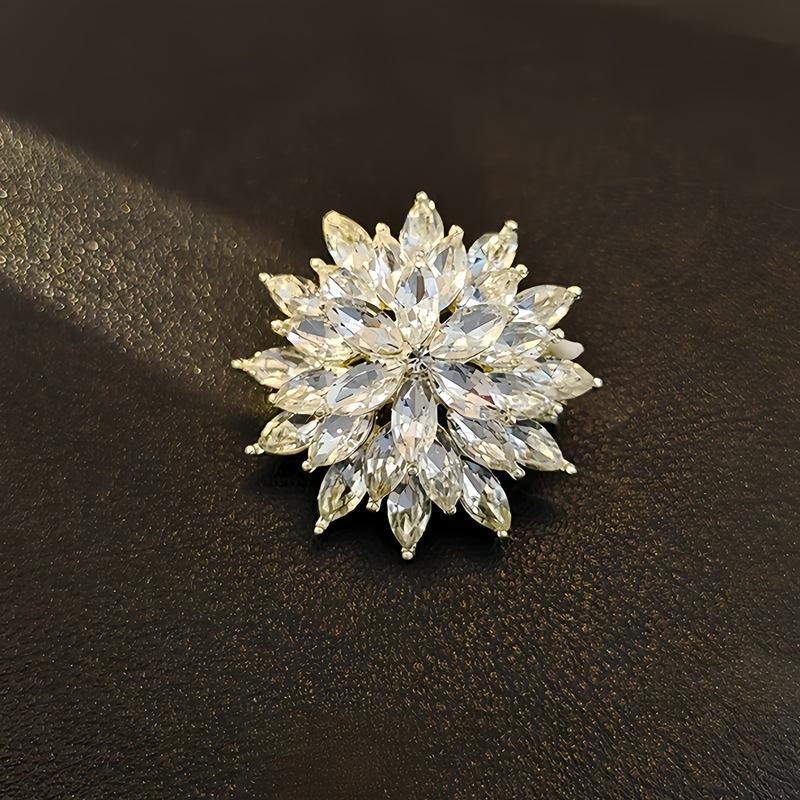 High-End Light Luxury Flower Brooch Female Heavy Industry Design Sense Animal Brooch Diamond Corsage Coat Clothing Accessories