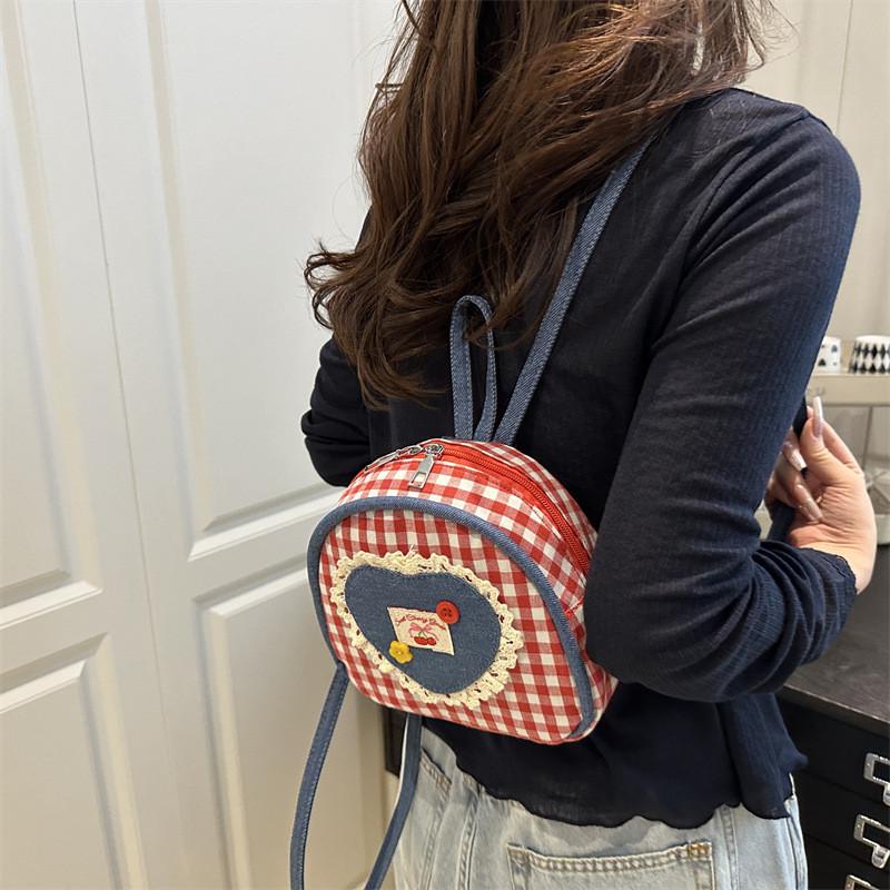 Street Style Quilted Chain Crossbody Bag With Polyester Interior For Casual Outings And Travel