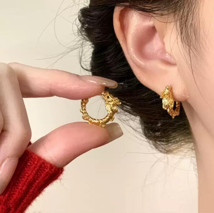 Women's Luxury Textured Metal Hoop Earrings - Versatile Niche Design