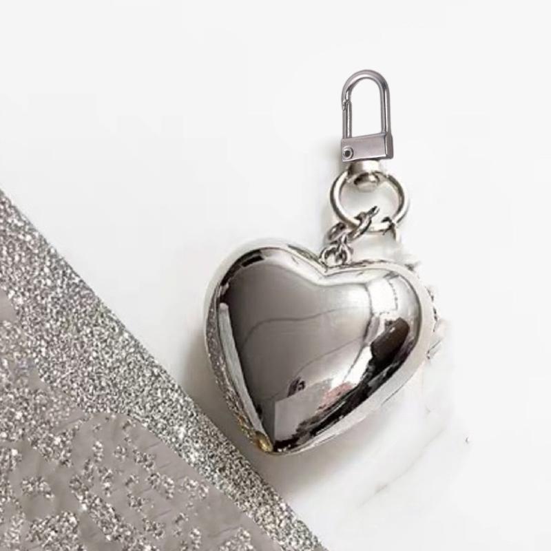 Exquisite Heart Keychain Big Hearts Women Bag Pendant Alloy Material Keyrings Perfect for Car Key Backpack Decoration