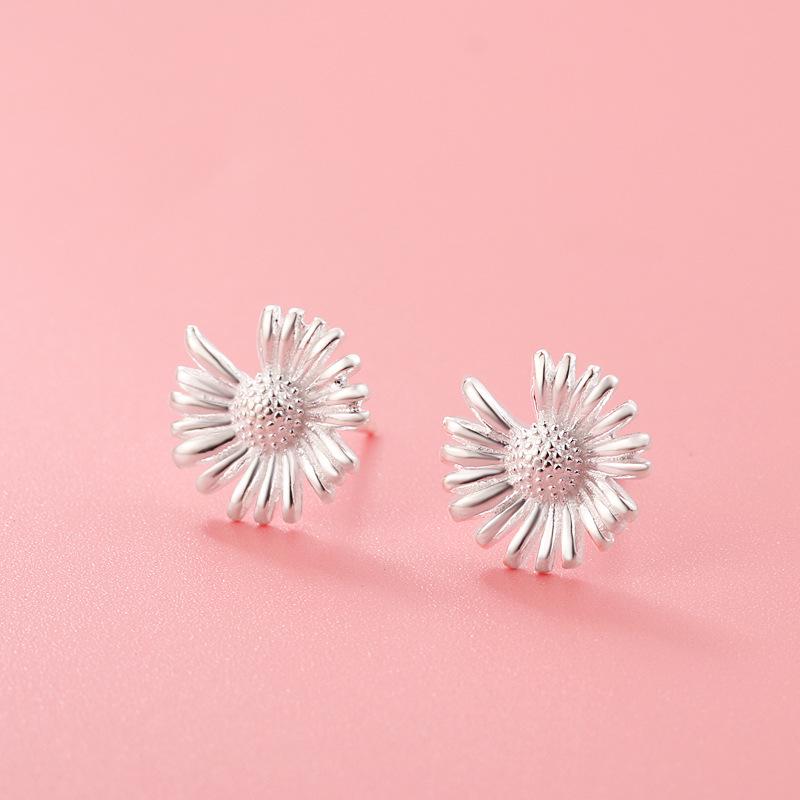 2025 New Style S925 Sterling Silver Daisy Stud Earrings for Women – Simple, Versatile, and Elegant Ear Piercing.