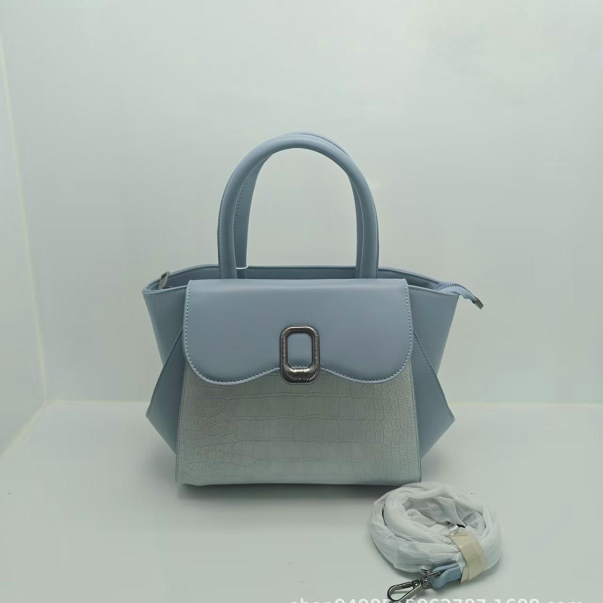 

Single Shoulder Fashion Spliced Crossbody Bag with Silver Buckle небо синє кольору