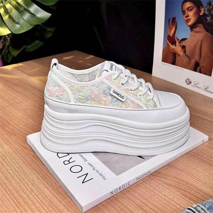 Nuove scarpe da ginnastica casual con zeppa interna per aumentare l'altezza, per primavera ed estate