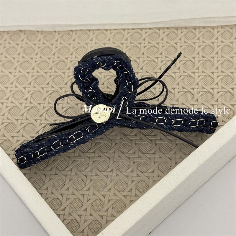 

Cowboy Bow Chain Hair Clip with Teeth Hair Band, High-end Style Hair Clip, Hair Band with Shark-shaped Clip At The Back of The Head. Belted charm style