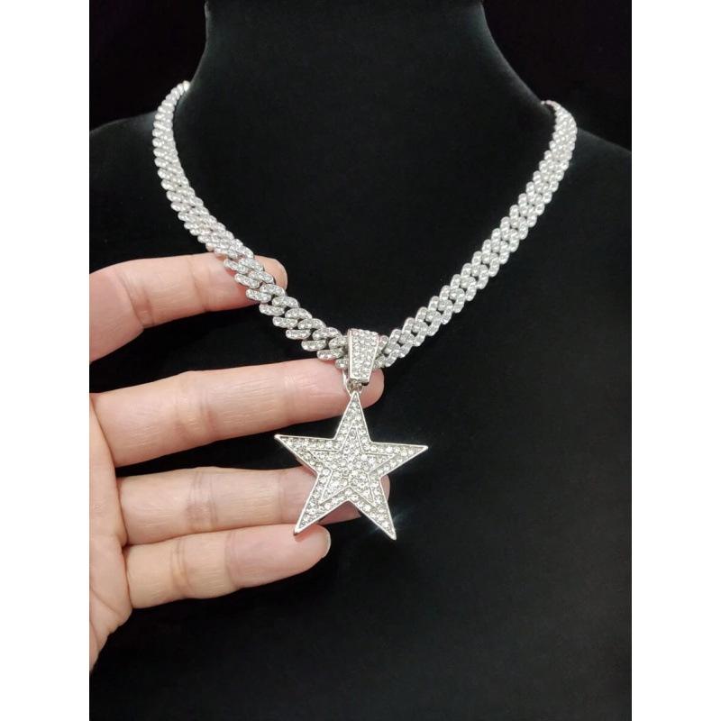 This Stylish And Creative Unisex Five-Pointed Star Pendant Necklace Blends Retro Hip-Hop Style.