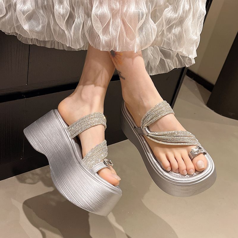 Platform beach shoes cover toe muffin heel women's rhinestone cool slippers 2025 summer new fairy style sandals outside