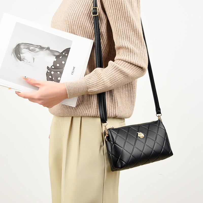 Women's bag 2025 new Xiaoxiangfeng diamond mini wrist change bag, mobile phone bag, simple middle-aged women's messenger bag