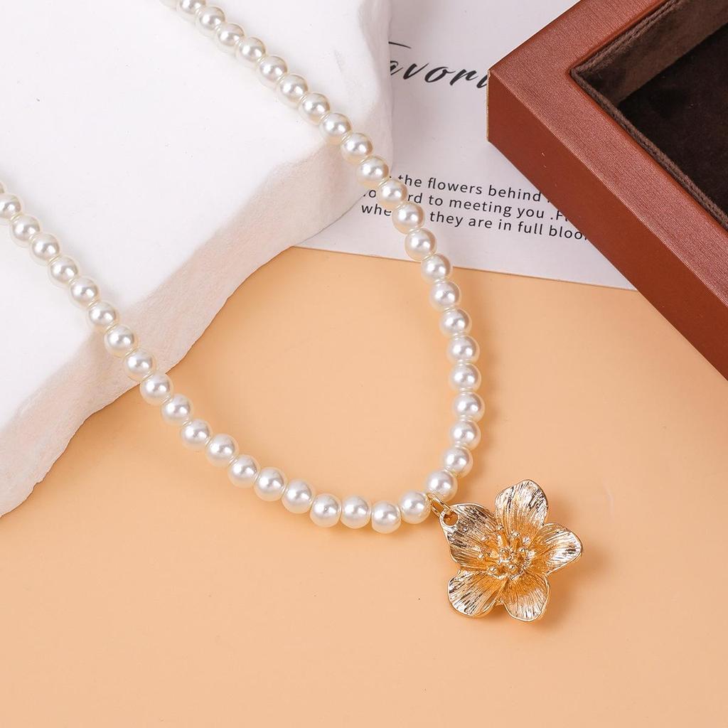 Elegant French Pearl Alloy Flower Pendant Necklace for Women - High-end Luxury Clavicle Chain