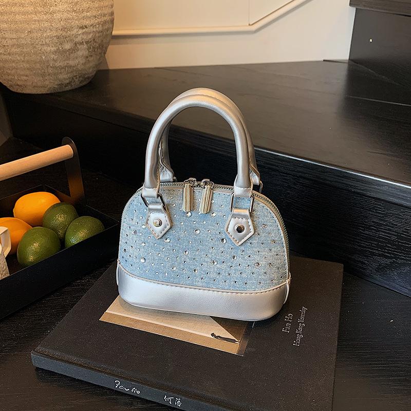 

Stylish portable shell bag women s new simple and versatile messenger bag niche shoulder bag серебряный