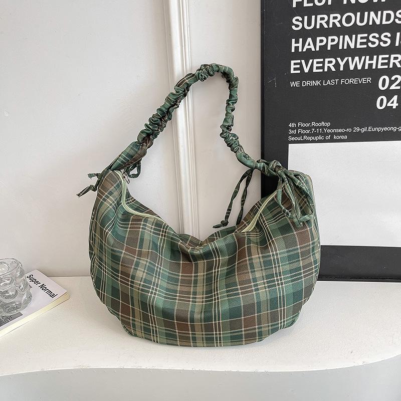 

The Tote Bag Is A Casual and Stylish Single-shoulder Crossbody Bag with An Artistic Style