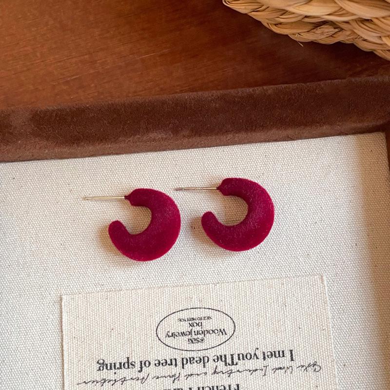 Luxury Silver Diamond-Inlaid Red Flower Pearl Stud Earrings: Elegant Design with a Fashionable Flair