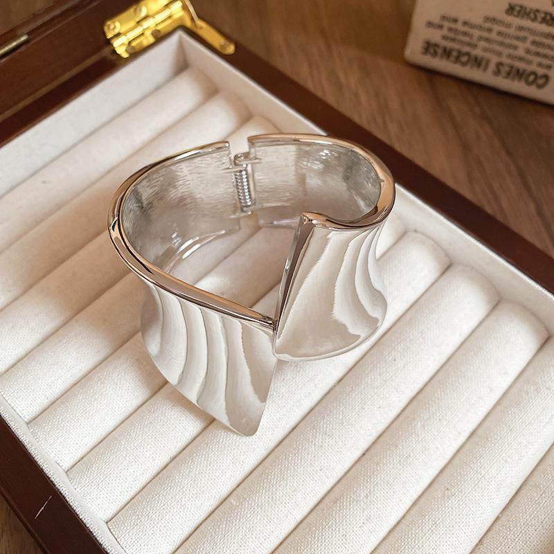 Schickes High-End-Metallarmband: Eleganter, Einzigartiger und Mutiger Damenschmuck