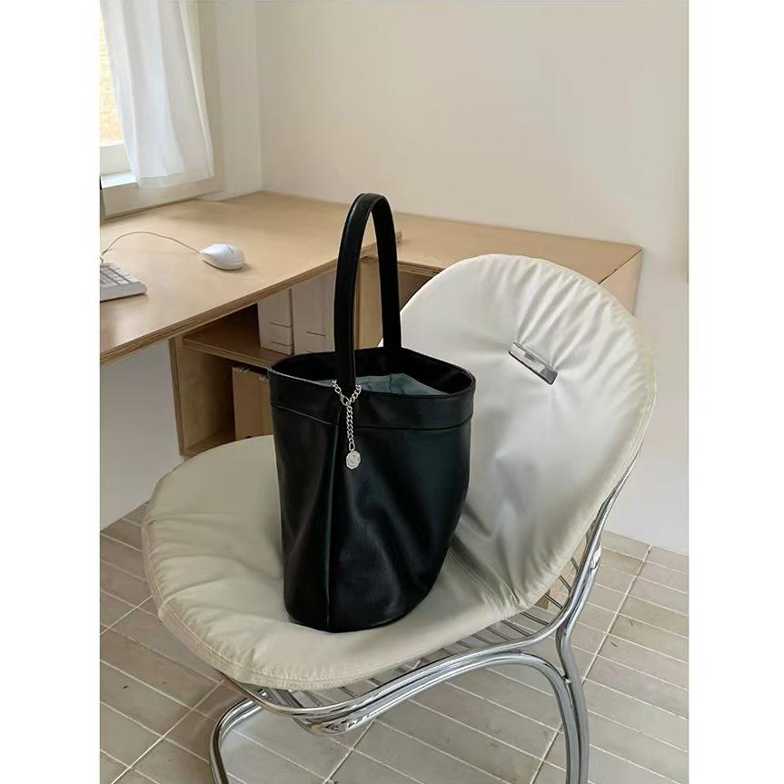 

Quanxiulin suede surface bucket bag women s new autumn and winter retro large-capacity shoulder tote bag