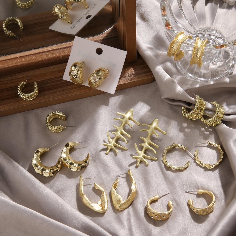 Boucles d'oreilles géométriques dorées creuses exagérées rétro créatives simples Personnalité féminine Boucles d'oreilles géométriques pour fille