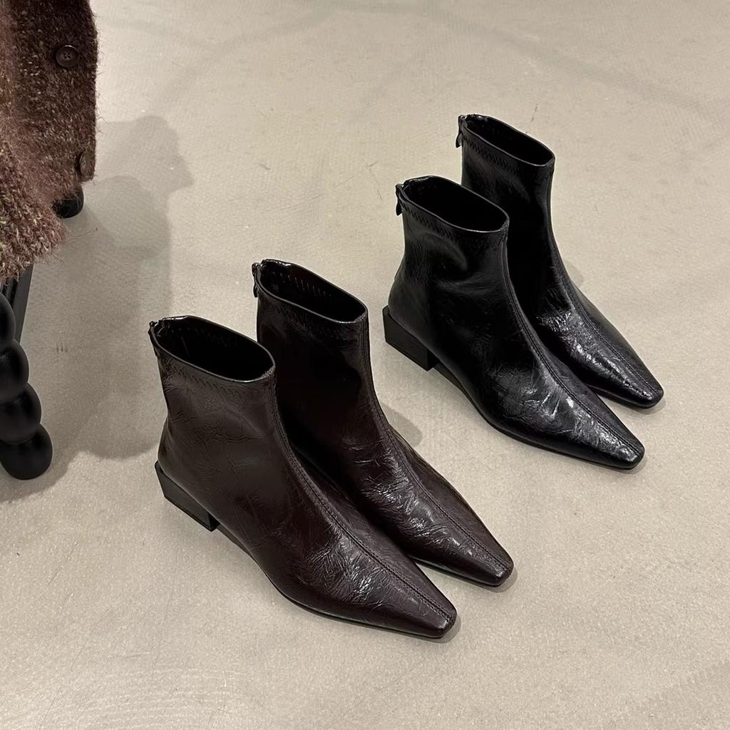 Pointed high-heeled Korean small ankle boots women's boots, new thick-heeled short boots in autumn and winter 2025, femininity, short tube is not tire