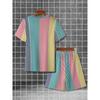 Conjunto de Verano a Rayas de Colores para Hombre: Camiseta de Línea Vertical con Pantalones a Juego. Corte holgado talla grande para playa y vacaciones