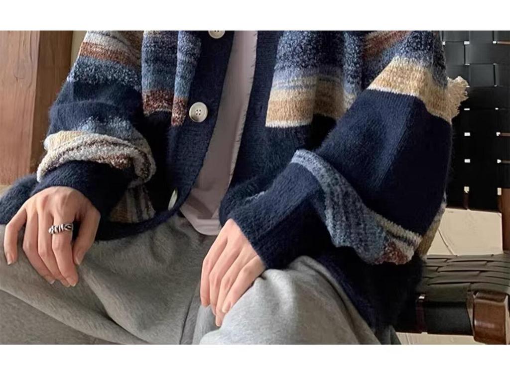 Cardigan Tricotat pentru Bărbați Retro cu Dungi și Blocuri de Culoare - Jachetă Tricotată de Toamnă/Iarnă pentru un Aspect Confortabil și Elegant