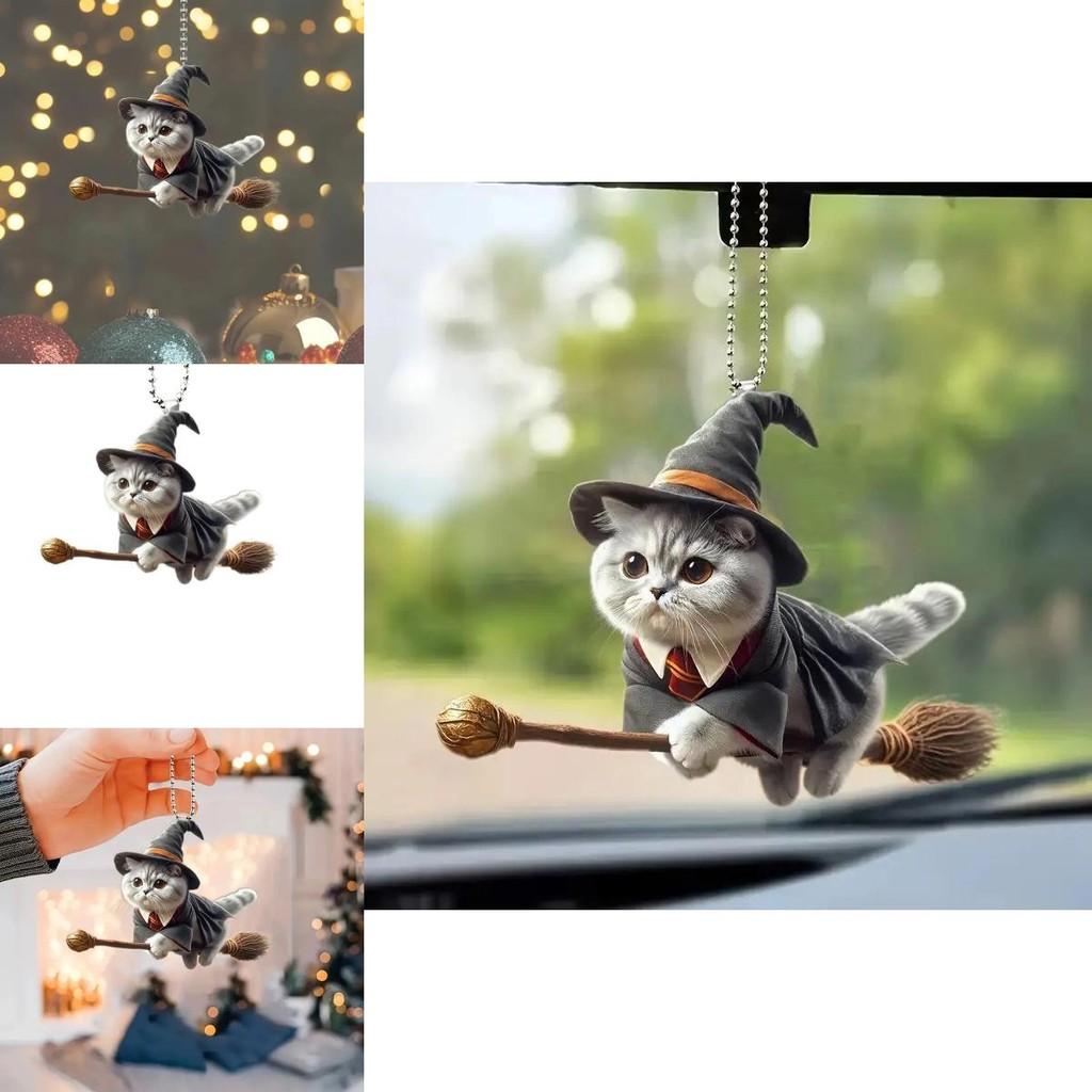 Minimalistischer Acryl-Autoanhänger mit flacher Oberfläche und magischem Katze-auf-Besen-Design zur Dekoration des Autoinnenraums