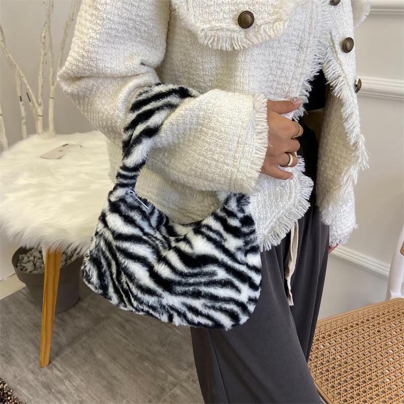 This Year's Popular Handbag Autumn New Fashion Personalized Shoulder Bag Casual Retro Plush Underarm Bag