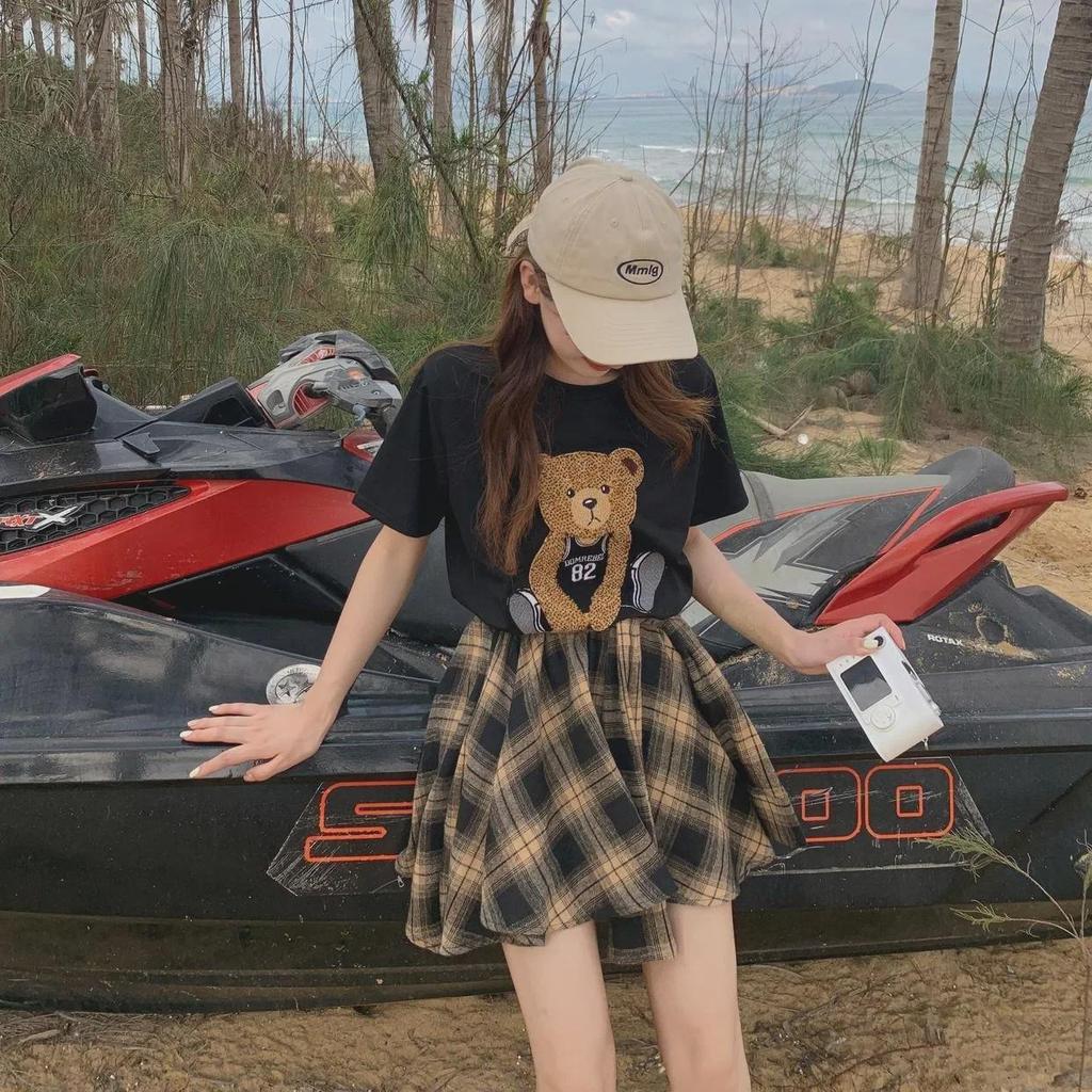 Premium Sommer Bär T-Shirt & Karierter Unregelmäßiger Rock Set - Zweiteiliges Freizeitoutfit