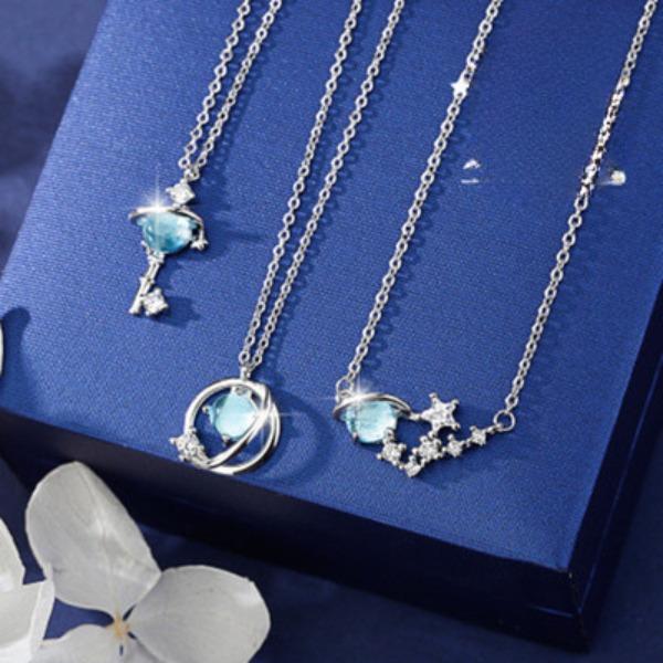 Neue blaue Glas Fantasy Planeten Halskette für Damen, frische und vielseitige Universum Aurora Sternenhimmel Gliederkette
