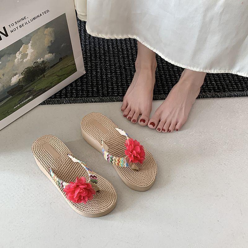 2025 summer new Xiaoxiang vacation beach shoes non-slip pinch sandals flip-flops women
