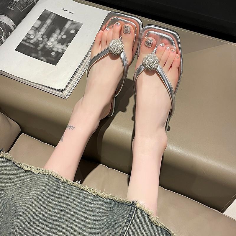 Flat-bottomed flip-flops for women's outer wear summer 2025 new French evening breeze niche toe beach sandals