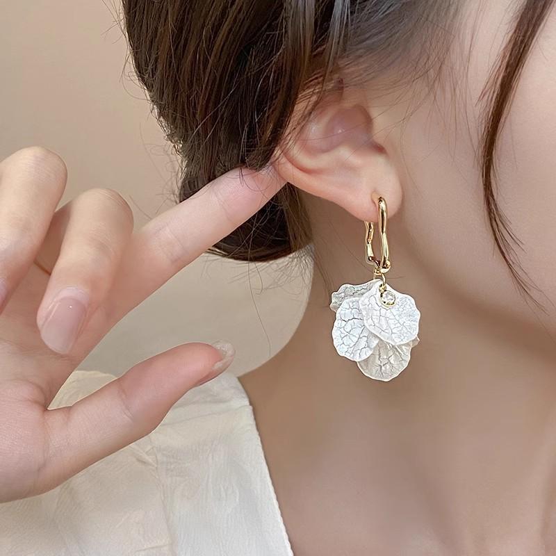 French Elegant White Flower Stud Earrings Personalized Design Super Fairy Silver Needle Earrings Premium Sweet Earrings