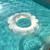 ZOUZJUN Aufblasbarer Ring 90cm 100cm mit Praktischem Griff, Niedliches Weißes Blumen-Design, Große Aufblasbare Schwimmhilfe für Erwachsene, Halbtransparente Farbige Auftriebskörper,