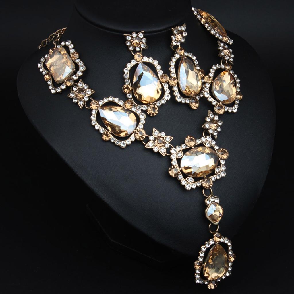 Sophisticated Crystal Necklace and Earrings Jewelry Set Alloy Crystal Necklace And Earring Set For Fashion Forward Women